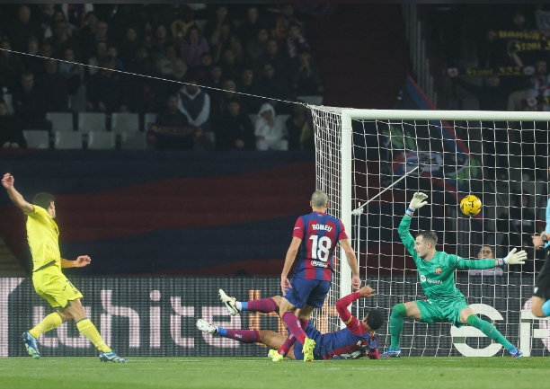Dos goles fuera de tiempo y el VAR hunden al FC Barcelona (3-5)